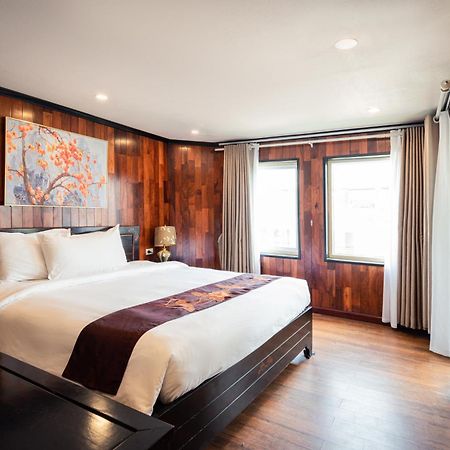 Hotel Dragon Crown Legend Cruise Hạ Long Exterior foto
