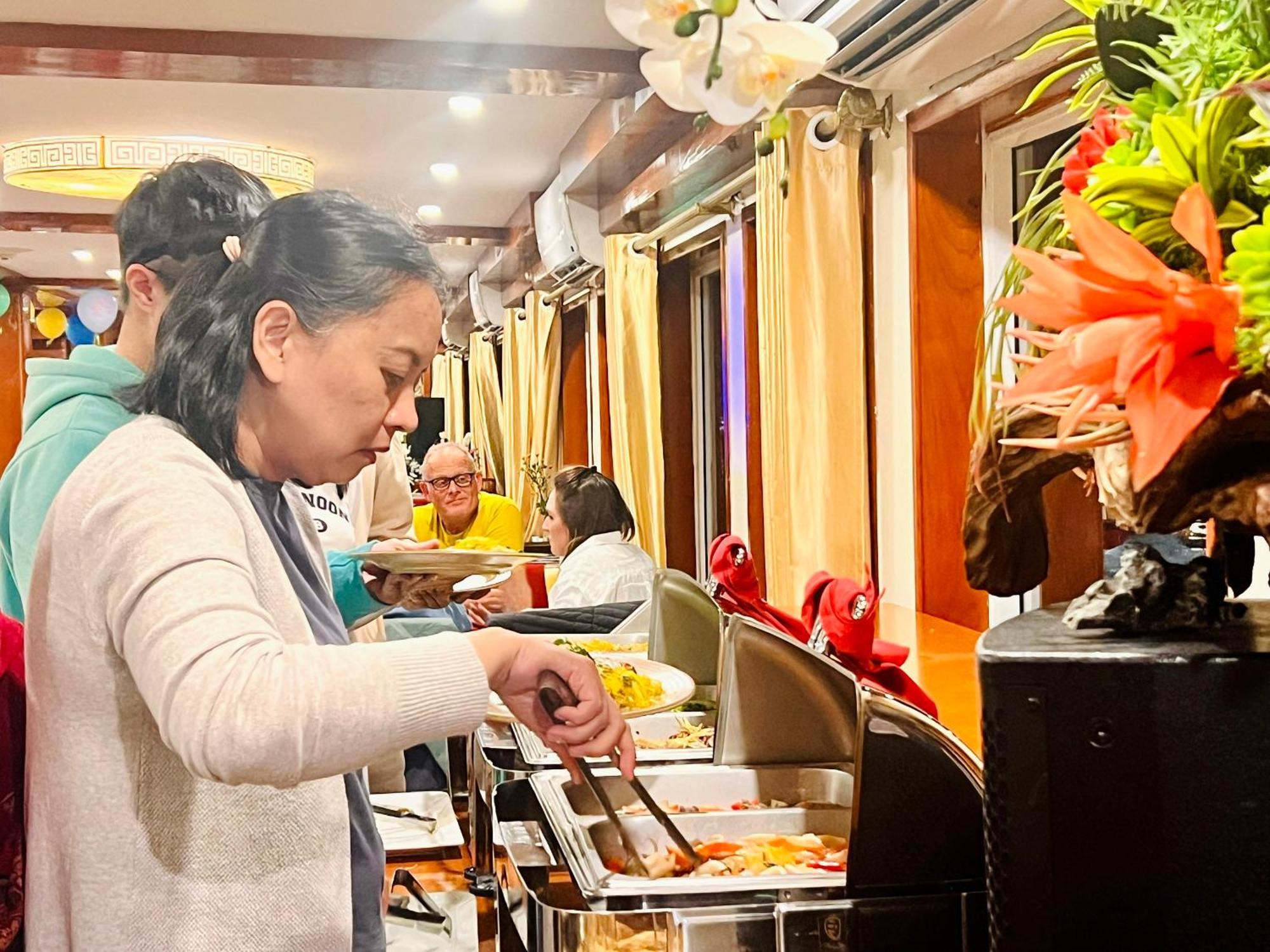 Hotel Dragon Crown Legend Cruise Hạ Long Exterior foto