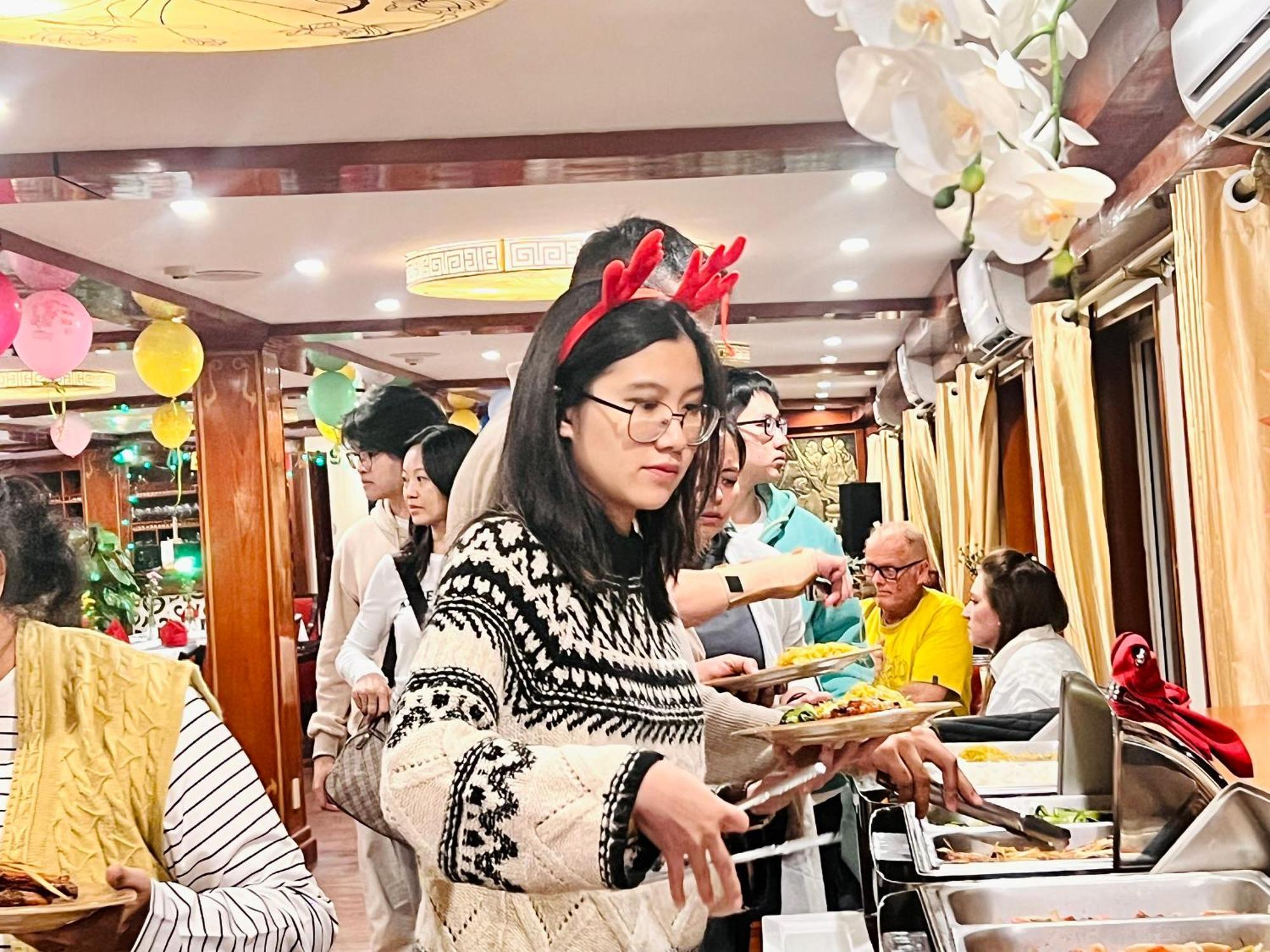 Hotel Dragon Crown Legend Cruise Hạ Long Exterior foto