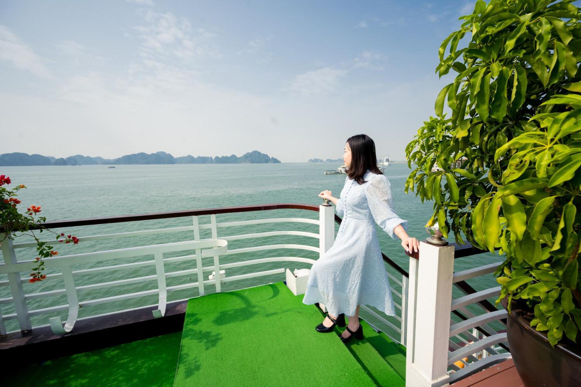 Hotel Dragon Crown Legend Cruise Hạ Long Exterior foto